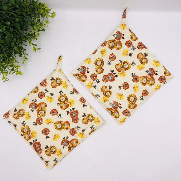 Set of 2 Square Potholders Neutral Creams Strawflowers Cottage Baking Set 7x7 - Picture 1 of 5
